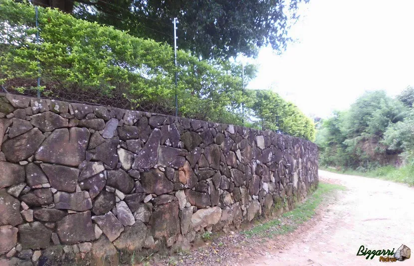 Para que o terreno ficasse mais plano executamos o muro de arrimo com pedra em toda a volta do terreno.