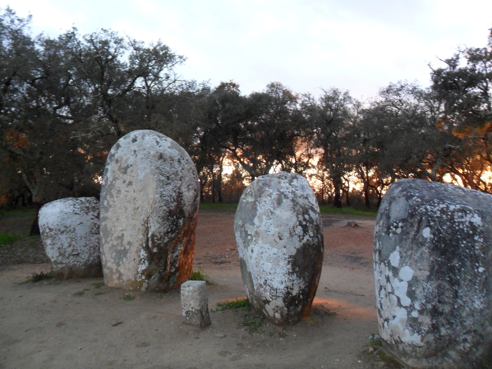 las-ca-as-de-midas-crep-sculo-vespertino-en-el-cromlech-dos-almendres