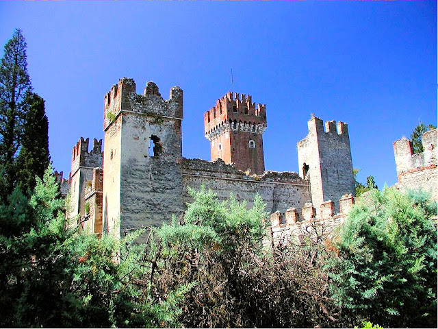 The Castle Lazise Burgtuerme, built in the ninth century, eventually landed in the hands of the prominent della Scala family, specifically Bartolomeo and Antonio.