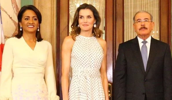 Queen Letizia wore CAROLINA HERRERA Silk dress. Queen Letizia at a lunch, hosted by President Danilo Medina and Lady Cándida Montilla