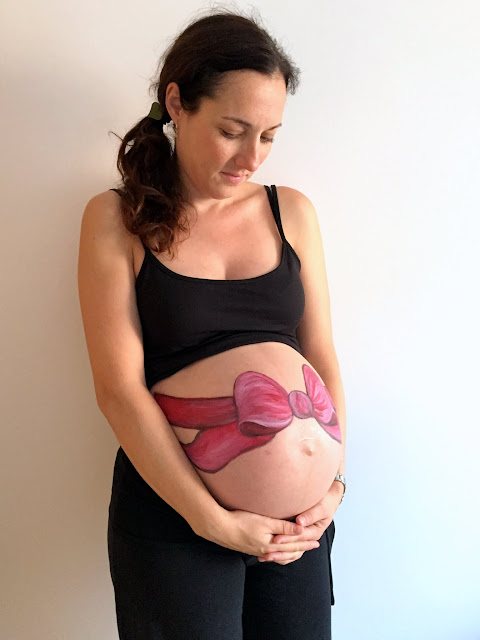 Lazo pintado en la barriga de la mamá