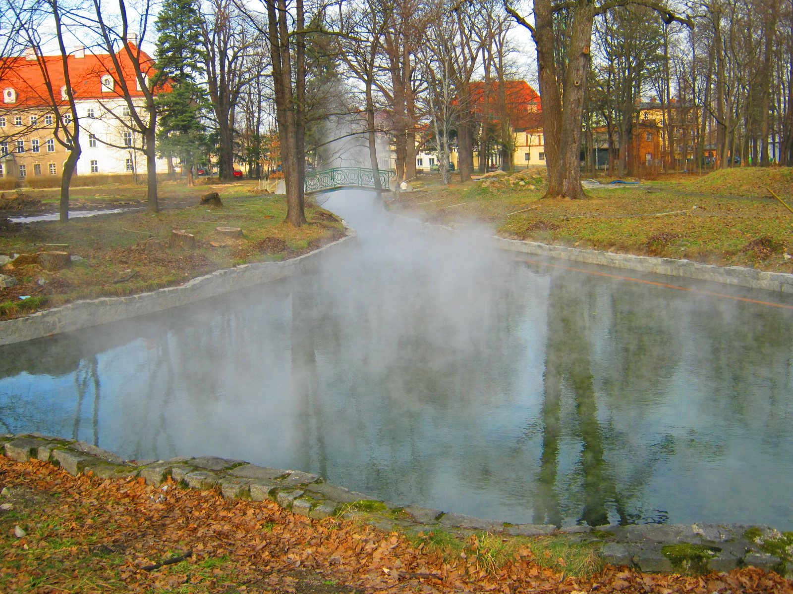Gorąca woda w cieplickich basenach w Parku Zdrojowym