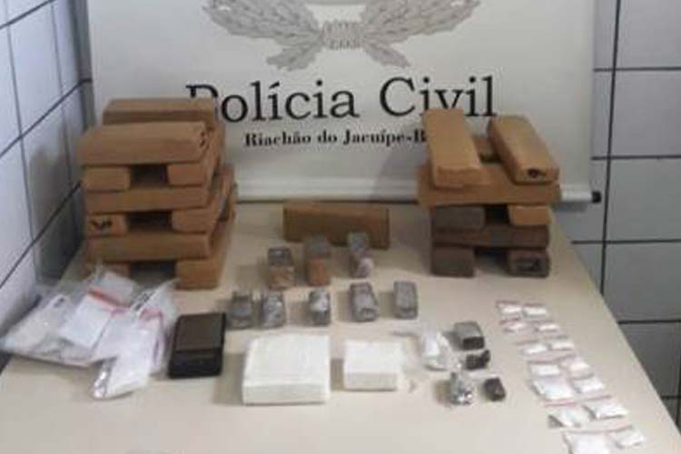 Polícia Civil apreende drogas e prende dois suspeitos em Riachão do Jacuípe