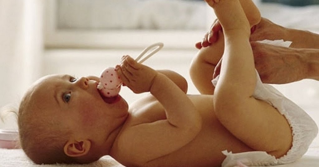 Колики у новорожденного симптомы. Ребенок на гв пукает. Продукты на гв вызывающие запор у ребенка. Колики в животе у ребенка новорожденных. Грудной ребенок пукает с запахом.