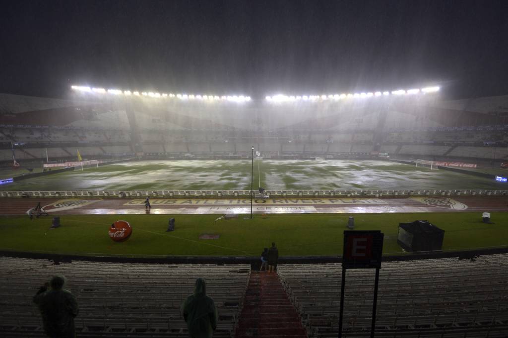Adiado: Chuva prejudica jogo entre Brasil e Argentina.