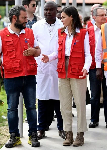 Queen Letizia arrived in Beira, the city that was affected by the cyclone the most, and she visited Dondo Health Centre