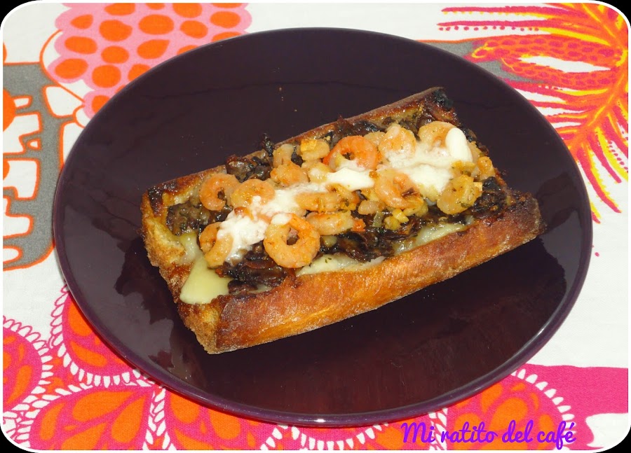 Tosta de champiñones, gambas y ali oli