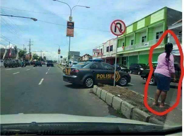 Ini Polisi Beneran apa Gadungan Sih, Kok Begini Kelakuanya Bikin Ngakak...Abis....