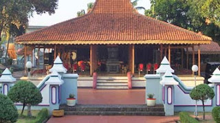 Mengupas Kebudayaan Jawa Timur Yang Beragam Provinsi Jawa Timur berbatasan dengan Laut Jawa di utara Mengupas Kebudayaan Jawa Timur Yang Beragam
