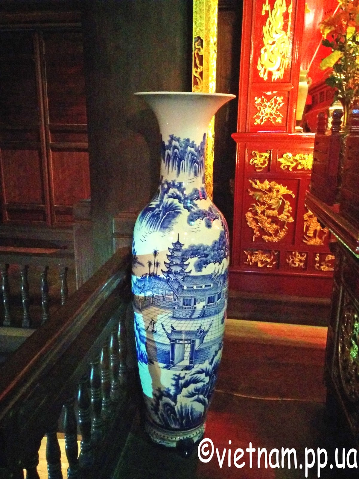 Огромная фарфоровая ваза в Ханое