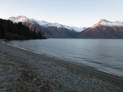 Lago Wakatipu desde la carretera de Queenstown a Glenorchy, Nueva Zelanda Lago Wakatipu desde la carretera de Queenstown a Glenorchy, Nueva Zelanda