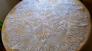 Carpeta redonda tejida con dos agujas