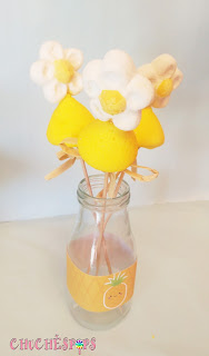 Botella decorada con brochetas de chuches flor