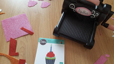 DIY Glitter Cupcakes Banner DIY Glitter Cupcakes Banner