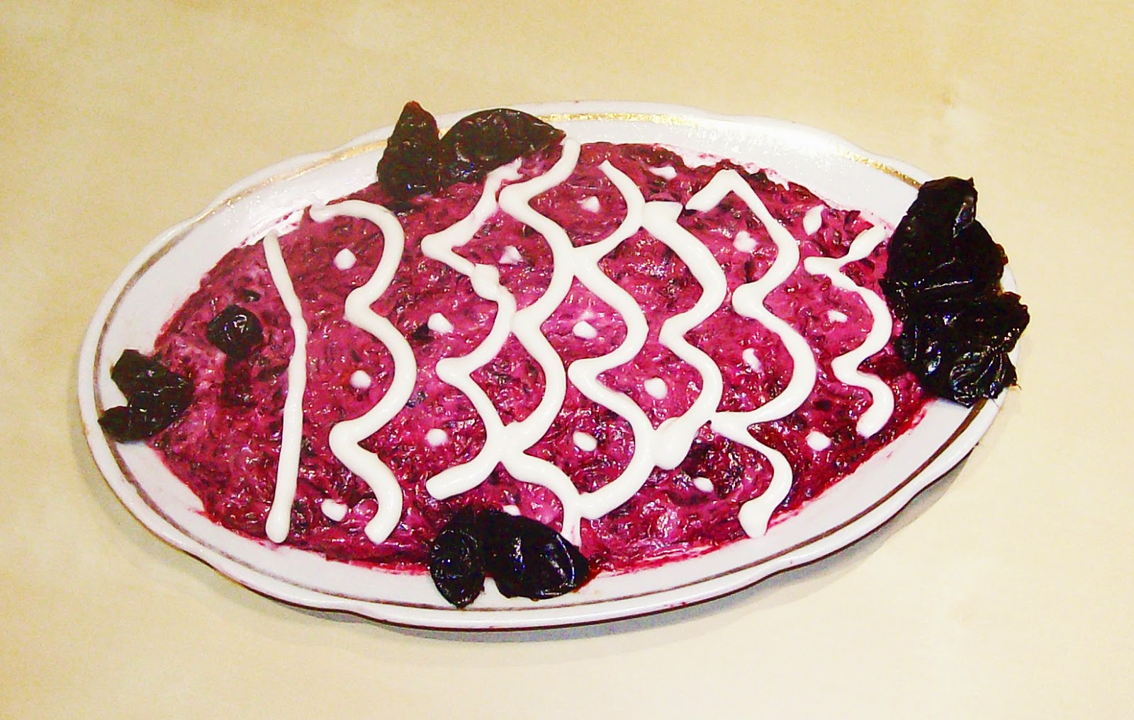 сладкий десертный салат "рыбка" со свёклой, орехами, черносливом на детский праздник 