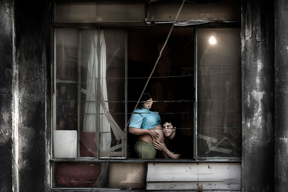 заглядываю в окна дома. заглядываю в окна дома. увидел в окне. человек у окна. хичкок окно во двор.