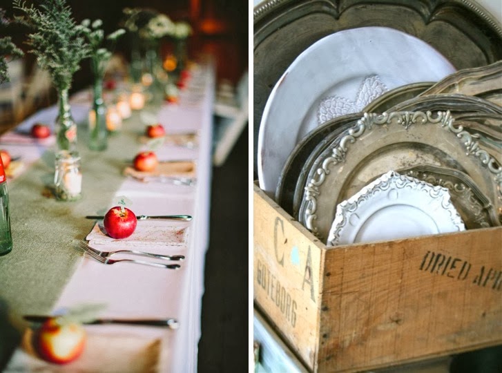 bandejas de plata y mesa otoñal