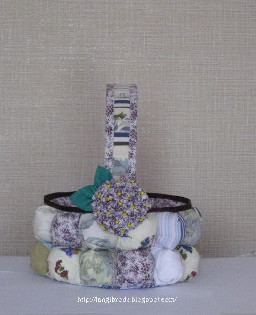 Корзинка и брошки