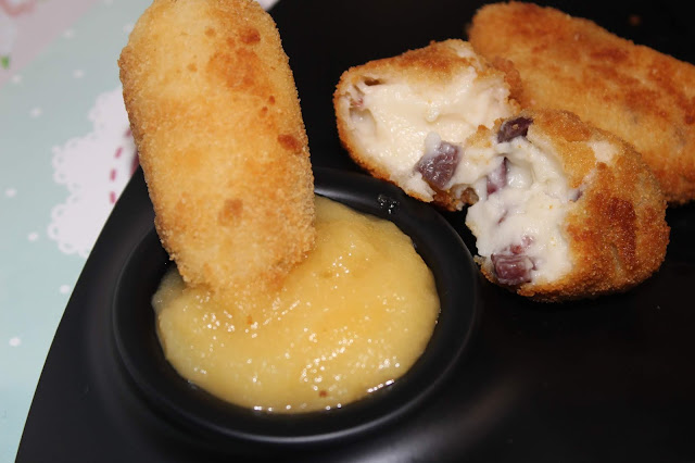 Dip de compota de manzana con croquetas de cecina y queso de cabra