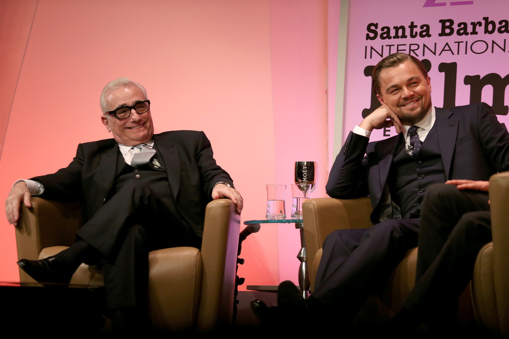 Martin Scorsese e Leonardo DiCaprio dando uma coletiva de imprensa sobre nova parceria para filme sobre serial killer