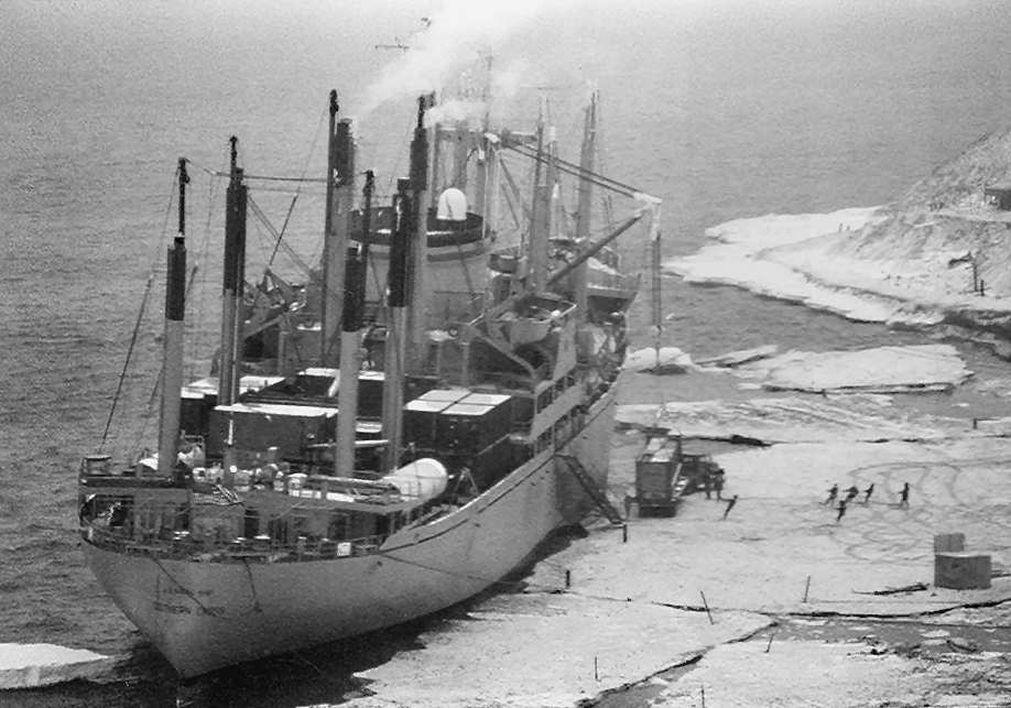 USNS_Southern_Cross_at_the_ice_pier_in_1983.jpg