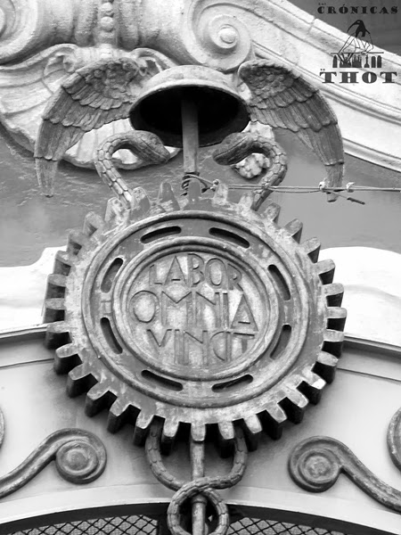 Caduceo de Hermes en la avenida Portal de l'Àngel Caduceo de Hermes en la avenida Portal de l'Àngel