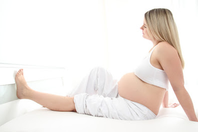10 Cara Untuk Ibu Mengatasi Kaki Bengkak Saat Hamil