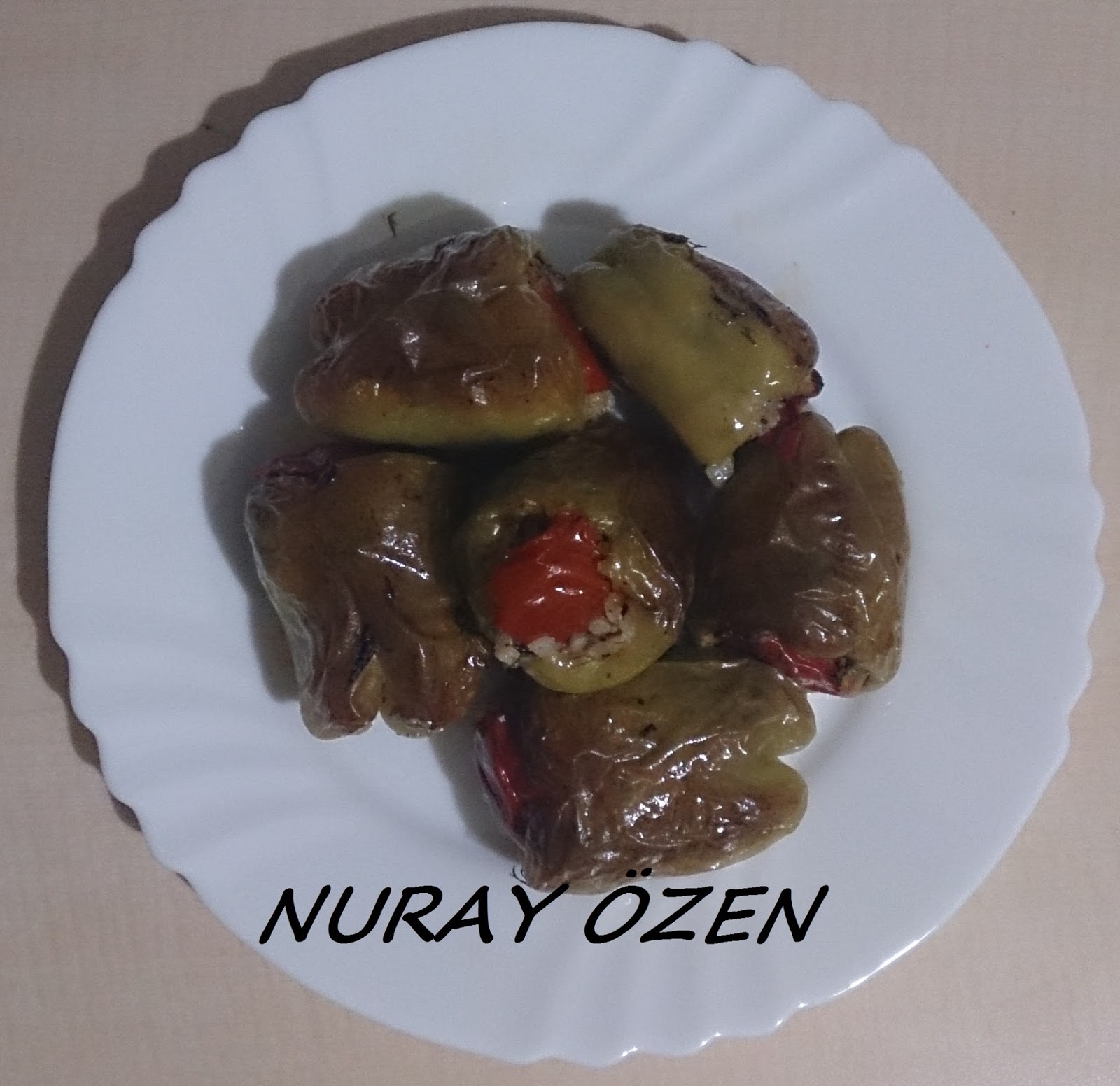 Nuray&amp;#39;dan Lezzetli Seçmeler: FIRINDA ZEYTİNYAĞLI BİBER DOLMASI