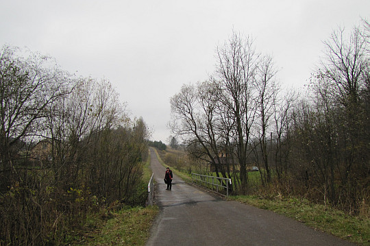 Na szosie w Wołowcu. Most nad potokiem Mareszka.
