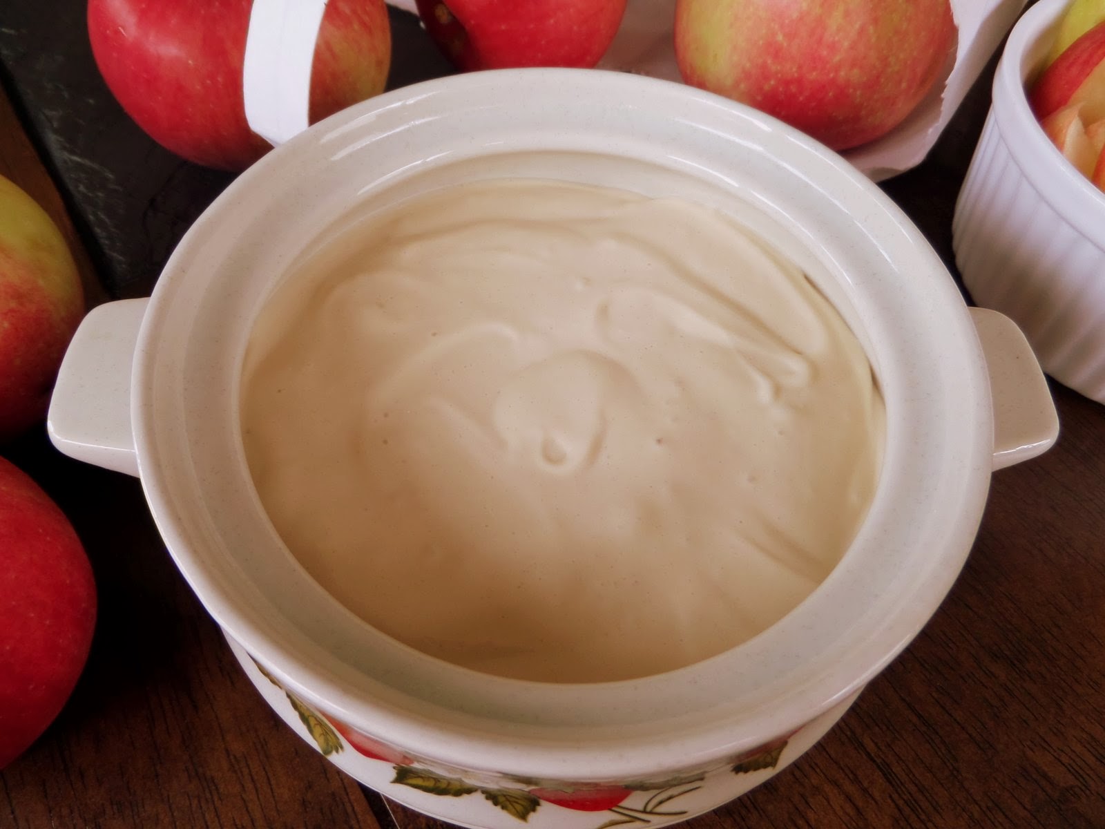 becki-melvie-creamy-caramel-fruit-dip