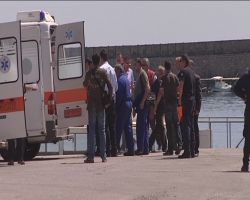 Στο λιμάνι το ''Consouth'' μαζί με τους διασωθέντες και τους 2 νεκρούς 