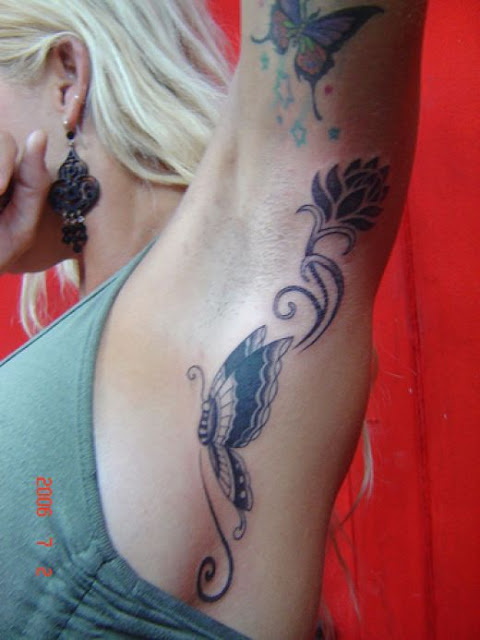 Tatuaje de mariposas en la axila