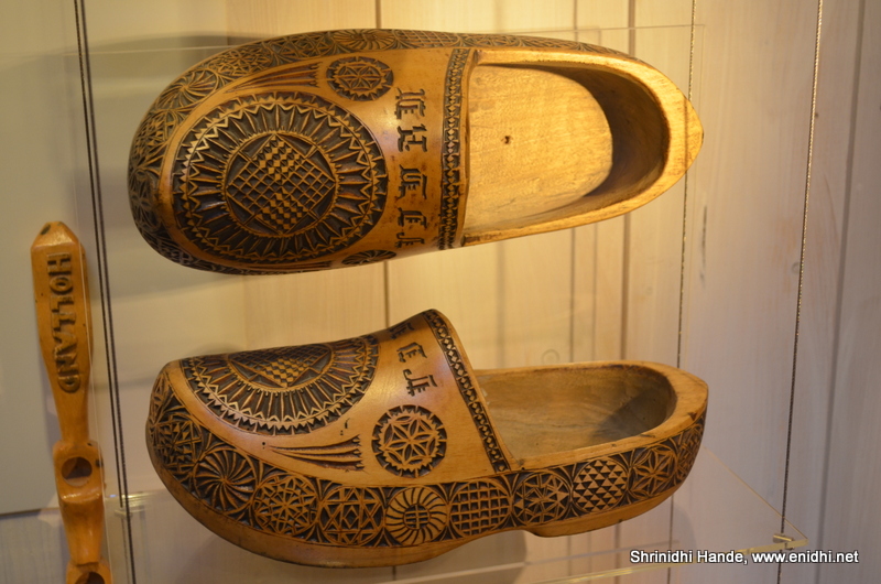 krant dier olie Wooden Shoe Museum at Zaanse Schans, NL - eNidhi India Travel Blog
