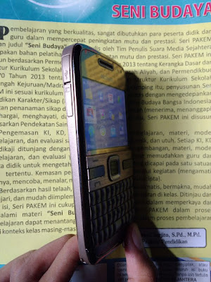 Nokia E72 dari samping (original)