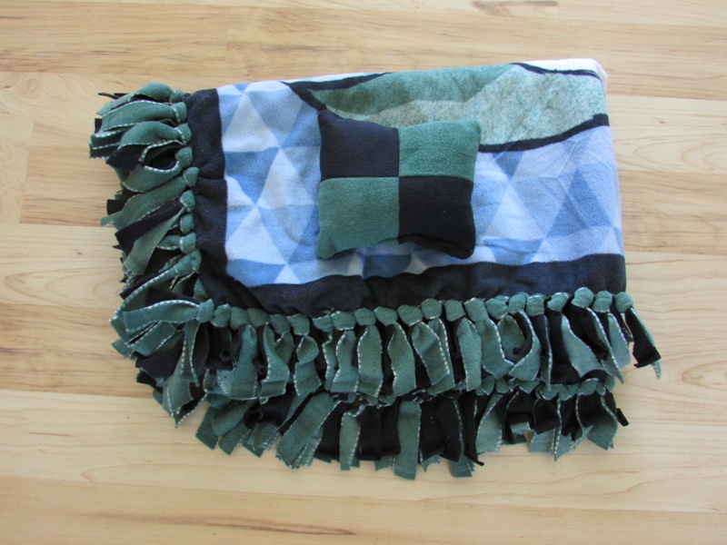How to make a Fleece Tie Blanket - No Sew Project - The DIY Dreamer