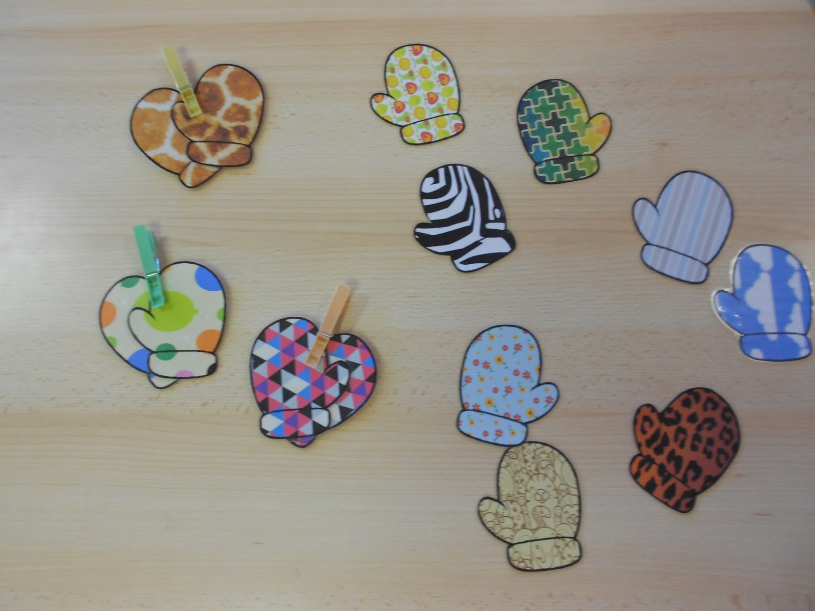 Teacher Charlotte: Les moufles: apparier des objets en PS