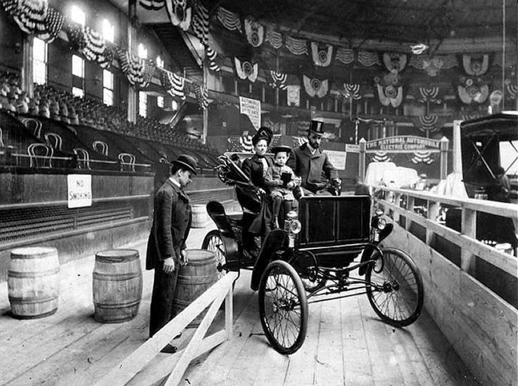 Exhibición de coches en 1900