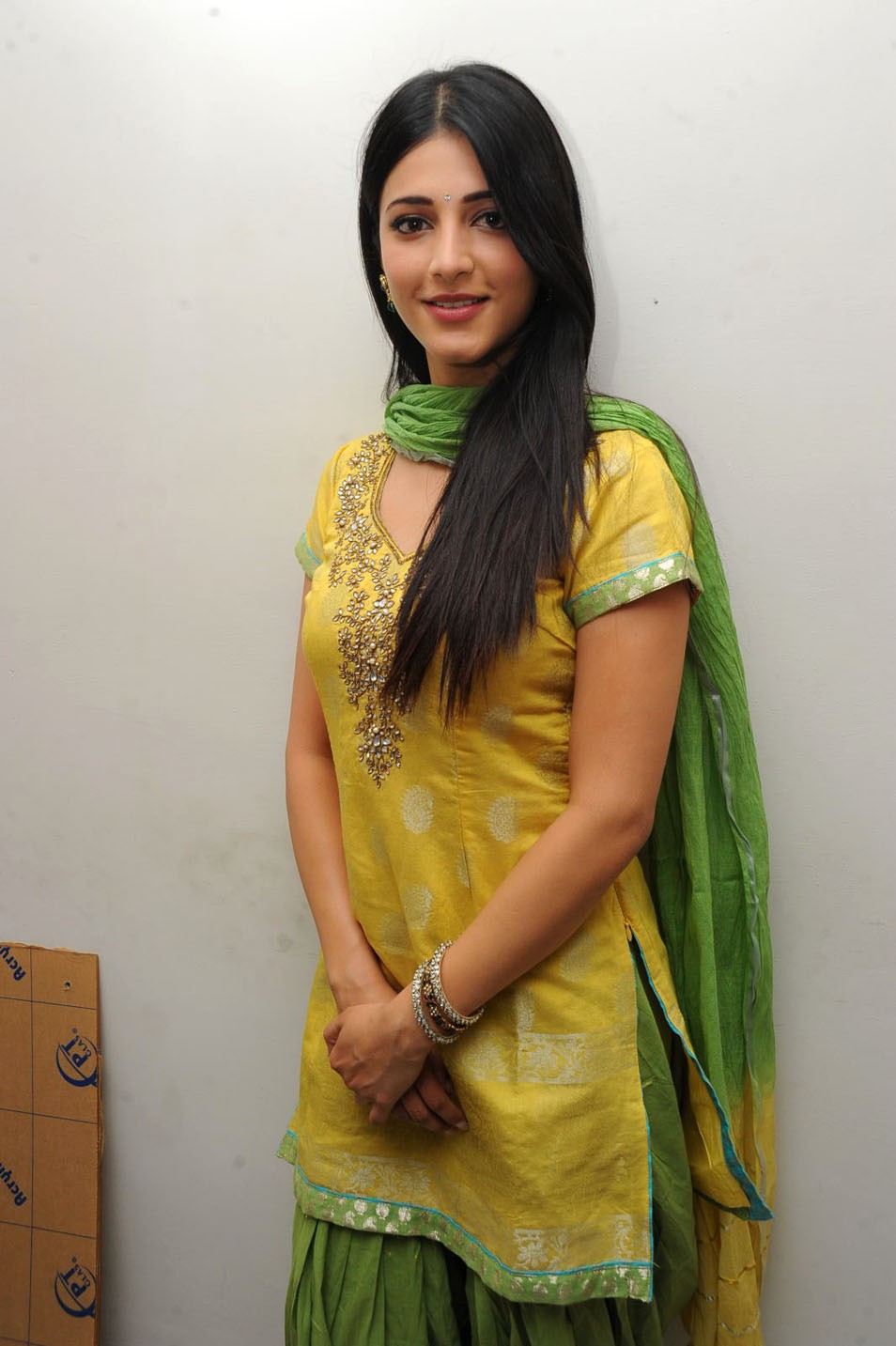 Lips Gossip: Shruti-Hassan-Latest-Photo-Shoot-Photos