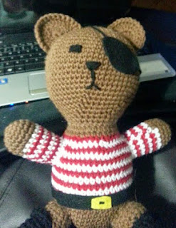 http://translate.google.es/translate?hl=es&sl=en&tl=es&u=http%3A%2F%2Fmomysoso.blogspot.ca%2F2013%2F06%2Fpirate-bear-amigurumi.html