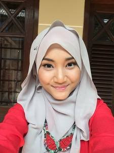 Biografi Fatin Shidqia Lubis Fatin Shidqia Lubis lahir di Jakarta, 30 Juli 1996 dari pasangan Bpk. Bahari Lubis dan Ibu Nurseha. Fatin Shidqia atau Fatin adalah seorang penyanyi berkebangsaan Indonesia yang merupakan juara pertama ajang pencarian bakat X Factor Indonesia musim pertama yang diselenggarakan di Televisi RCTI. Saat mendaftar kompetisi X Factor Indonesia, Fatin Shidqia Lubis masih berstatus sebagai siswi kelas 2 jurusan IPS di SMA Negeri 97 Jagakarsa, Jakarta Selatan. Fatin mengikuti audisi musim pertama dari X Factor Indonesia dengan membawakan lagu Bruno Mars yang berjudul "Grenade". Kala itu dia masih memakai seragam OSIS sekolah karena dia sebelumnya izin sekolah untuk mengikuti audisi