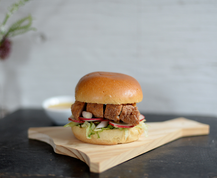 Lemon & Vanilla Chicken katsu curry burger / Hamburger de frango com