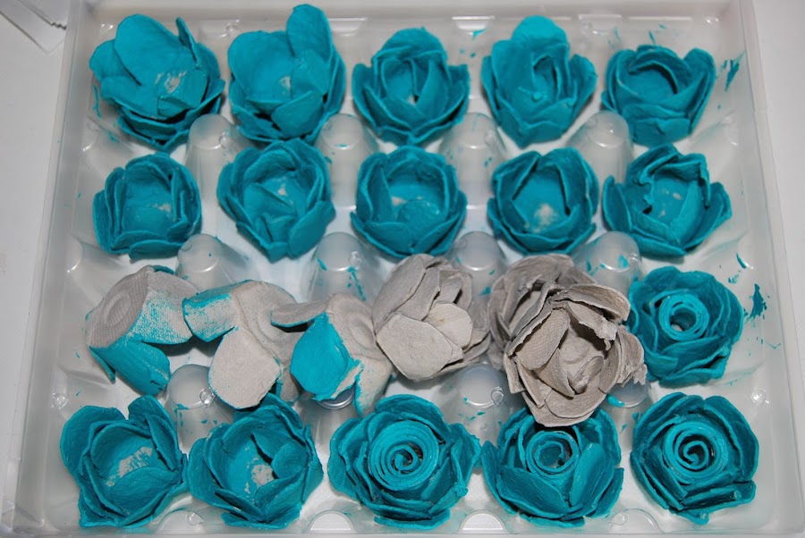 cuadro con flores de carton de huevos.