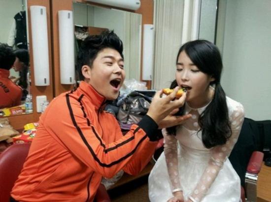[Photo] Jeon Hyun Moo treats IU some pizza | Daily K Pop News