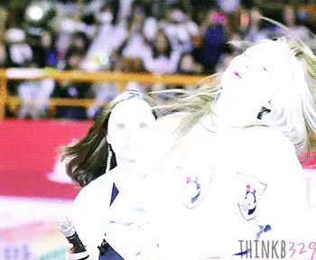 오늘자 카메라 찾는 아이린 | 인스티즈