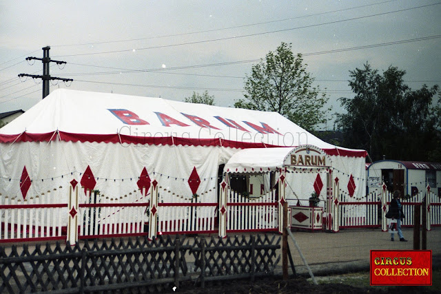Tente d'entrée et façade du cirque