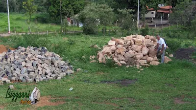 Bizzarri fazendo o que gosta, garimpando pedras na pedreira. Na foto procurando pedra moledo sendo pedra de cor bege. Pedra para revestimento de pedra, pedras para muro, pedras para parede, pedras para paisagismo e pedras para lagos ornamentais.