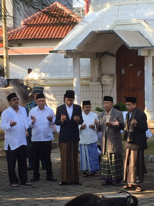 Presiden Joko Widodo melaksanakan Solat Idul Adha berjamaah di Masjid Agung Ats-Tsauroh Kota Serang