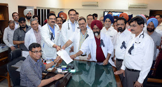 Doctors submitting a memorandum of demands to Deputy Commissioner of Ludhiana