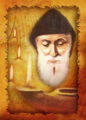 En la imagen el rostro del Maronita San Charbel alumbrado por lamparas de aceite