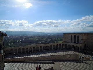 Assisi: vista dalla piazza antistante la Basilica di San Francesco